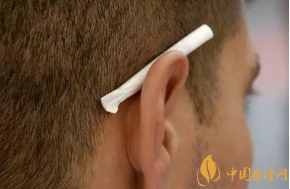 香煙夾耳朵上是怎么來(lái)的，耳夾煙是男人的專利